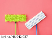 Швабры на цветном фоне. Стоковое фото, фотограф Pixel_shot / Фотобанк Лори
