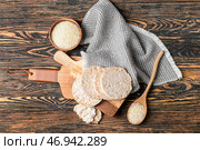 Композиция с рисовыми сухарями на деревянном фоне. Стоковое фото, фотограф Pixel_shot / Фотобанк Лори