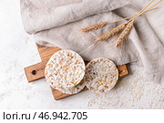 Доска с рисовыми сухарями на светлом фоне. Стоковое фото, фотограф Pixel_shot / Фотобанк Лори