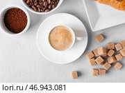 Композиция с чашкой горячего кофе на светлом фоне. Стоковое фото, фотограф Pixel_shot / Фотобанк Лори