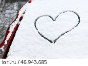 Сердце нарисовано на заснеженной машине, крупным планом. Стоковое фото, фотограф Pixel_shot / Фотобанк Лори