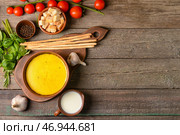 Чаша с вкусным чесночным крем-супом на деревянном фоне. Стоковое фото, фотограф Pixel_shot / Фотобанк Лори