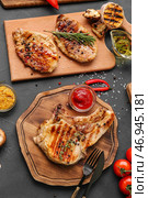 Доски вкусных стейков и специй на темном фоне. Стоковое фото, фотограф Pixel_shot / Фотобанк Лори