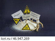 Концепция опасности неконтролируемого употребления сахара. Гора сахарного песка и предупреждающие надписи на английском языке, написанных от руки. Стоковое фото, фотограф Лозовая Людмила / Фотобанк Лори