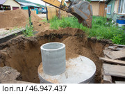 Установка септика во дворе частного дома. Стоковое фото, фотограф Лозовая Людмила / Фотобанк Лори
