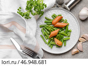 Тарелка с вкусной колбасой и стручковой фасолью на гранж-фоне. Стоковое фото, фотограф Pixel_shot / Фотобанк Лори