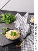 Чаша с вкусным кус-кусом и кинзой на темном фоне. Стоковое фото, фотограф Pixel_shot / Фотобанк Лори