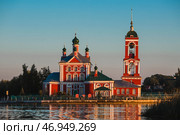 The Golden Ring of Russia, the city of Pereslavl-Zalessky. The Church of the Forty Martyrs of Sebaste at a beautiful pink sunset on the side of Lake Pleshcheyev. Стоковое фото, фотограф Photojuli / Фотобанк Лори
