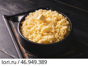 Чаша с вкусным кускусом на темном деревянном фоне. Стоковое фото, фотограф Pixel_shot / Фотобанк Лори