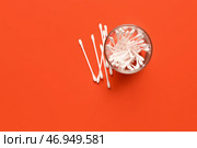 Стакан с ватными тампонами на цветном фоне. Стоковое фото, фотограф Pixel_shot / Фотобанк Лори
