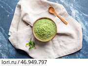 Чаша с порошкообразным чаем матча и ложкой на цветном фоне. Стоковое фото, фотограф Pixel_shot / Фотобанк Лори
