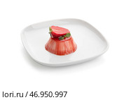 Тарелка с вкусной домашней клубничной панна коттой на белом фоне. Стоковое фото, фотограф Pixel_shot / Фотобанк Лори
