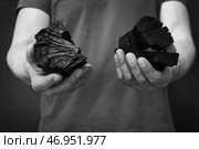 Черный уголь в мужских руках на темном фоне. Стоковое фото, фотограф Pixel_shot / Фотобанк Лори