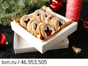 Коробка вкусного печенья Linzer на темном фоне. Стоковое фото, фотограф Pixel_shot / Фотобанк Лори