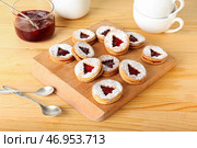 Доска с вкусным печеньем Linzer на столе. Стоковое фото, фотограф Pixel_shot / Фотобанк Лори