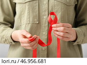 Женщина с красной лентой. Концепция осведомленности о СПИДе, крупный план. Стоковое фото, фотограф Pixel_shot / Фотобанк Лори