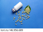 Бутылка с таблетками и порошком на цветном фоне. Стоковое фото, фотограф Pixel_shot / Фотобанк Лори