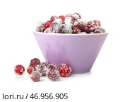 Чаша с вкусной засахаренной клюквой на белом фоне. Стоковое фото, фотограф Pixel_shot / Фотобанк Лори