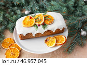 Десертный стенд с вкусным рождественским штолленом с еловыми ветками на цветном фоне. Стоковое фото, фотограф Pixel_shot / Фотобанк Лори