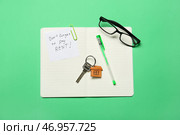 Открытый блокнот с текстом НЕ ЗАБЫВАЙТЕ ПЛАТИТЬ АРЕНДУ, очки, ручка и ключ с брелоком на цветном фоне. Стоковое фото, фотограф Pixel_shot / Фотобанк Лори