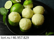 Тарелка с вкусным мороженым в кожуре лайма на темном фоне. Стоковое фото, фотограф Pixel_shot / Фотобанк Лори