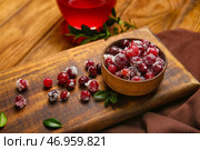 Чаша с вкусной засахаренной клюквой на деревянном фоне. Стоковое фото, фотограф Pixel_shot / Фотобанк Лори
