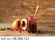 Банка вкусного брусничного варенья на деревянном фоне. Стоковое фото, фотограф Pixel_shot / Фотобанк Лори