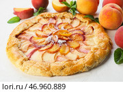 Вкусная персиковая галета на светлом фоне крупным планом. Стоковое фото, фотограф Pixel_shot / Фотобанк Лори