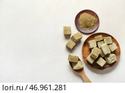Тарелка с вкусным зефиром ходжича и порошком на светлом фоне. Стоковое фото, фотограф Pixel_shot / Фотобанк Лори
