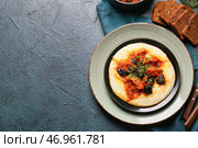 Тарелка с вкусным картофельным пюре, подливным соусом и тушеной говядиной с черносливом на темном фоне. Стоковое фото, фотограф Pixel_shot / Фотобанк Лори