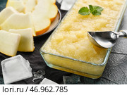 Чаша вкусного сорбета из дыни с шариком и мятой на темном фоне. Стоковое фото, фотограф Pixel_shot / Фотобанк Лори