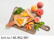 Доска с кусочками вкусной персиковой галеты на светлом фоне. Стоковое фото, фотограф Pixel_shot / Фотобанк Лори