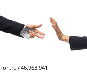Деловая женщина отказывается брать взятку у мужчины на белом фоне. Стоковое фото, фотограф Pixel_shot / Фотобанк Лори