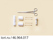 Рулоны медицинских бинтов, ватные палочки и хирургический инструмент на цветном фоне. Стоковое фото, фотограф Pixel_shot / Фотобанк Лори