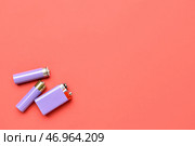 Щелочные батареи на красном фоне, вид сверху. Стоковое фото, фотограф Pixel_shot / Фотобанк Лори