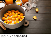 Приготовление вкусного варенья из кумквата на столе. Стоковое фото, фотограф Pixel_shot / Фотобанк Лори