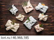 Много подарочных коробок, обернутых тканью на деревянном фоне. Стоковое фото, фотограф Pixel_shot / Фотобанк Лори