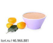 Чаша вкусного варенья из кумквата и свежих фруктов на белом фоне. Стоковое фото, фотограф Pixel_shot / Фотобанк Лори