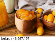 Чаша вкусного варенья из кумквата и свежих фруктов на деревянном фоне. Стоковое фото, фотограф Pixel_shot / Фотобанк Лори