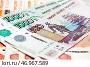 Купюры 1000 рублей и 500 рублей лежат на купюрах 5000 рублей. Деньги, наличные. Крупный план. Стоковое фото, фотограф Константин Козлов / Фотобанк Лори