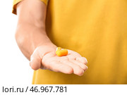 Молодой человек с желтыми берушами на белом фоне. Стоковое фото, фотограф Pixel_shot / Фотобанк Лори
