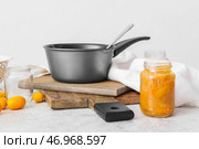Баночка со свежим вареньем из кумквата и свежими фруктами на белом фоне. Стоковое фото, фотограф Pixel_shot / Фотобанк Лори