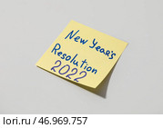 Записка с текстом НОВОГОДНЯЯ РЕЗОЛЮЦИЯ 2022 на сером фоне. Стоковое фото, фотограф Pixel_shot / Фотобанк Лори