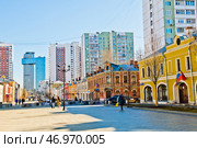 Школьная улица. Ранняя весна. Солнечно. Москва. Редакционное фото, фотограф E. O. / Фотобанк Лори