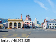 Вид на здание станции метро "Таганская", церковь Николая Чудотворца на Болвановке и сталинскую высотку на Котельнической набережной. Москва. Редакционное фото, фотограф E. O. / Фотобанк Лори
