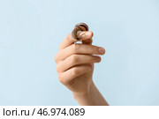 Рука с улиткой на светлом фоне. Стоковое фото, фотограф Pixel_shot / Фотобанк Лори