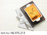 Блюдо для выпечки с вкусным пастушьим пирогом на белом деревянном фоне. Стоковое фото, фотограф Pixel_shot / Фотобанк Лори