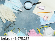 Рамка из канцелярских принадлежностей, очков, лупы, медицинских масок и перчаток на цветном фоне. Стоковое фото, фотограф Pixel_shot / Фотобанк Лори
