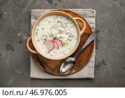 Чаша вкусной окрошки на фоне гранж. Стоковое фото, фотограф Pixel_shot / Фотобанк Лори