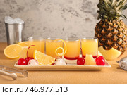 Тарелка с вкусными ананасовыми перевернутыми пирожными на столе. Стоковое фото, фотограф Pixel_shot / Фотобанк Лори